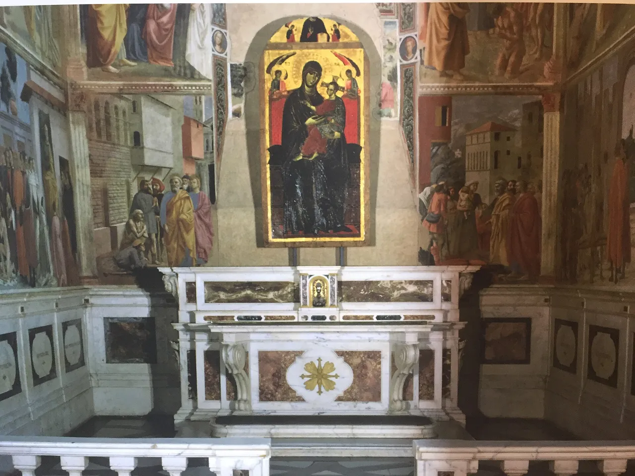 Το ιερό του Παρεκκλησίου Brancacci με τη Madonna del Popolo σε χρυσό κάμπο ανάμεσα σε τοιχογραφημένους τοίχους