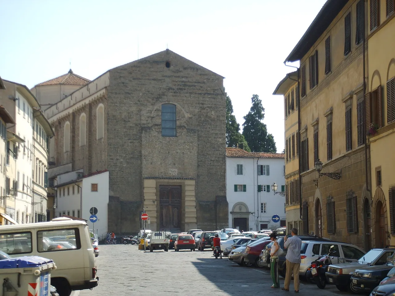 Η γυμνή πέτρινη πρόσοψη της Santa Maria del Carmine στην Piazza del Carmine